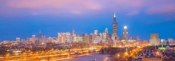 skyline van downtown chicago bij zonsondergang illinois foto