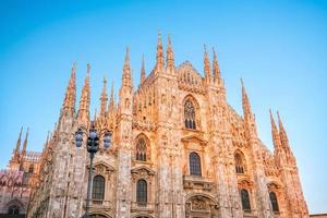 kathedraal duomo di milano op plein piazza duomo, ochtend in milaan foto