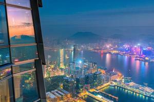 skyline van hong kong met uitzicht op de haven van victoria foto