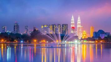 nacht uitzicht op de skyline van de stad Kuala Lumpur foto