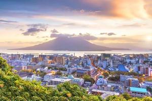 kagoshima city downtown skyline stadsgezicht met sakurajima vulkaan in kyushu, japan foto