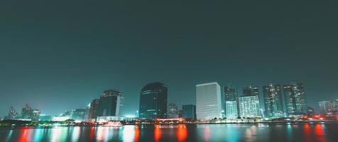 nacht visie van wolkenkrabbers met rivier- in bedrijf wijk van de hoofdstad stad in Bangkok, Thailand. met kopiëren ruimte en tekst ontwerp voor bedrijf foto