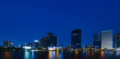 nacht visie van wolkenkrabbers met rivier- in bedrijf wijk van de hoofdstad stad in Bangkok, Thailand. met kopiëren ruimte en tekst ontwerp voor bedrijf foto