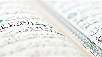 koran de heilig boek van moslim religie foto