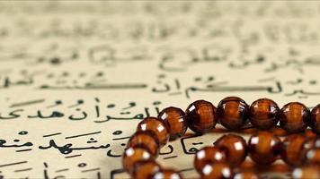 koran de heilig boek van moslim religie en bidden tellen kraal foto