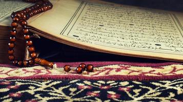 koran de heilig boek van moslim religie en bidden tellen kraal foto
