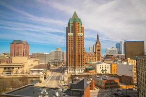 skyline van de binnenstad met gebouwen in milwaukee, VS. foto