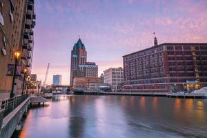 skyline van de binnenstad met gebouwen in milwaukee, VS. foto