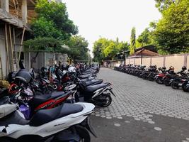 mataram stad, lombok eiland, maart 18, 2023. rijen van motoren geparkeerd in parkeren veel in de stad van mataram, lombok eiland, Indonesië foto