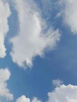 mooi wit wolken Aan diep blauw lucht achtergrond. groot helder zacht pluizig wolken zijn Hoes de geheel blauw lucht. foto