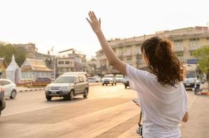 mooi jong Aziatisch toerist vrouw Aan vakantie bezienswaardigheden bekijken en verkennen Bangkok stad, Thailand, vakantie en op reis concept foto