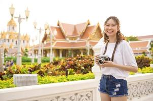 mooi jong Aziatisch toerist vrouw Aan vakantie bezienswaardigheden bekijken en verkennen Bangkok stad, Thailand, vakantie en op reis concept foto