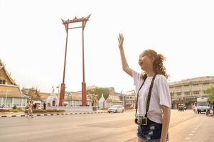 mooi jong Aziatisch toerist vrouw Aan vakantie bezienswaardigheden bekijken en verkennen Bangkok stad, Thailand, vakantie en op reis concept foto