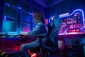 een Aziatisch vrouw programmeur is werken in haar computer kamer , futuristische technologie concept foto