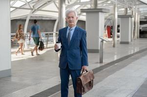 portret van Aziatisch senior volwassen midden- oud zakenman in modern stad foto