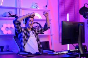 jong Kaukasisch Mens pro gamer hebben leven streaming en chatten met zijn fans Bij huis foto