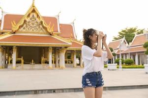 mooi jong Aziatisch toerist vrouw Aan vakantie bezienswaardigheden bekijken en verkennen Bangkok stad, Thailand, vakantie en op reis concept foto