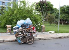 Brazilië, Brazilië, df maart 17 2023 uitschot en recyclebaar geladen omhoog in een kar dat dakloos mensen in Brazilië, gebruik naar verzamelen recyclebaar items voor wederverkoop foto