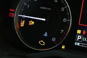 waarschuwingslampje motor in autodashboard foto