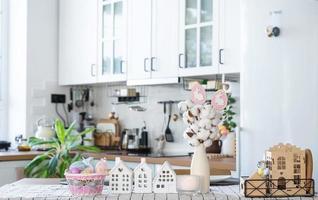 sleutel naar huis van knus huis met Pasen decor met konijn en eieren Aan tafel van keuken. gebouw, ontwerp, projecteren, in beweging naar nieuw huis, hypotheek, verzekering, huur en aankoop echt landgoed foto