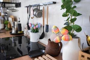 interieur van keuken en details van decor van gereedschap met Pasen decoratie van kleurrijk eieren in een zolder stijl. feestelijk interieur van een land huis foto