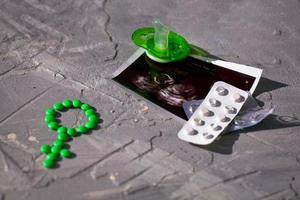 geslacht symbool gemaakt van groen pillen of tabletten, dummy en echografie afbeelding foto