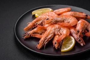 tijger garnaal of langoustine gekookt met specerijen en zout foto