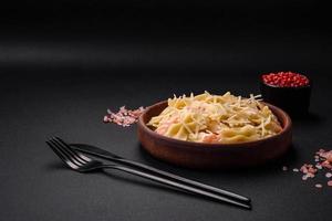 heerlijk farfalle pasta met langoustine garnaal met romig saus foto