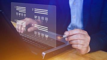online tentamen concept, Kiezen correct antwoord in testen. checklist en online testen Aan laptop. online tentamen test met laptop. online vragenlijst resultaten Aan bureaublad. quiz. foto