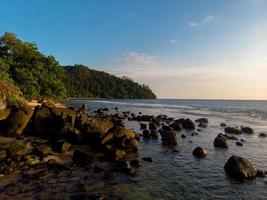 strand landschap met rotsen in west sumatra, Indonesië foto