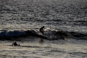 surfers in de oceaan foto