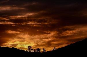 prachtig uitzicht op de zonsondergang foto