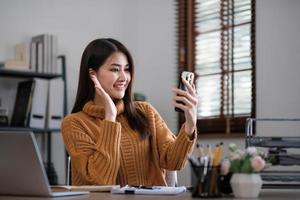 aziatische studente online leerklas studie online videogesprek zoomleraar, gelukkig aziatisch meisje leert engels online met computerlaptop. foto