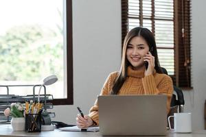 aziatische studente online leerklas studie online videogesprek zoomleraar, gelukkig aziatisch meisje leert engels online met computerlaptop. foto