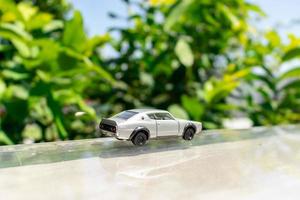 boef, Indonesië, maart 18e, 2023 - concept voor natuur en avontuur met uw auto. speelgoed- van oud nissan horizon 2000 gt-r geplaatst Bij de rand van glas dak, na sommige bewerkingen. foto