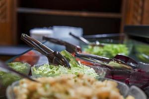 detailopname van salade in kommen Aan teller in hotel foto