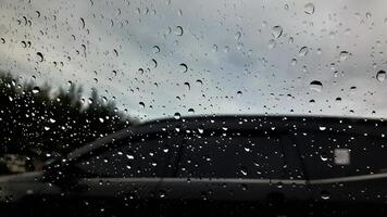 regen laten vallen Aan de auto glas. weg visie door auto venster met regen druppels, het rijden in regen. foto