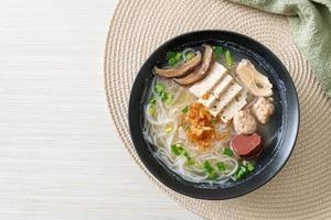 Vietnamese rijstnoedelsoep met Vietnamese worst geserveerd met groenten en krokante ui foto