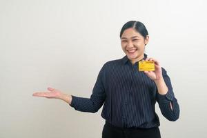 Aziatische vrouw met creditcard met witte achtergrond foto