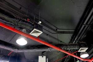 brand bescherming systeem onder de post-spanning plafond. foto