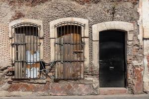 gebouw met een gebroken deur en een teken dat zegt de woord Aan het, queretaro Mexico foto