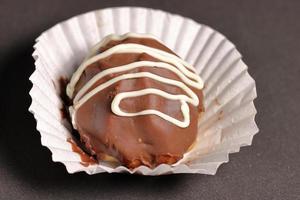 chocola profiterole Aan houten achtergrond foto