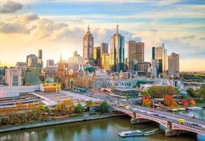 de skyline van de stad Melbourne bij schemering foto