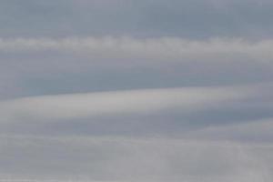 heldere blauwe lucht en witte wolken foto