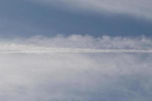 heldere blauwe lucht en witte wolken foto