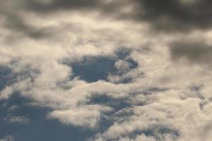 stormachtig weer en donker wolken foto