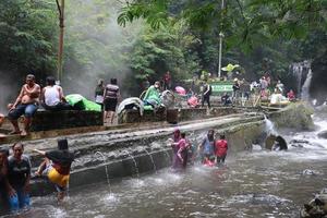 tegal, januari 2023. foto van bezig bezoekers ontspannende en genieten van de guci heet voorjaar bad.