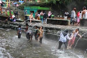 tegal, januari 2023. foto van bezig bezoekers ontspannende en genieten van de guci heet voorjaar bad.