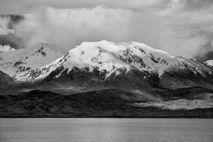 met uitzicht de 7.500 meter hoog muztagh toren van pamirs karakul meer foto