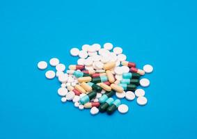 groen capsule pil Aan blauw achtergrond tafel geneeskunde vitamine antibiotica en medisch behandeling van ziekenhuis en kliniek foto